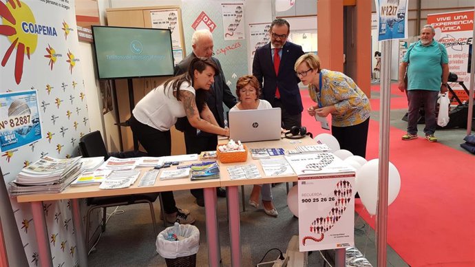 Broto visita el stand que el Consejo Aragonés de Personas Mayores en la Feria General de Zaragoza.
