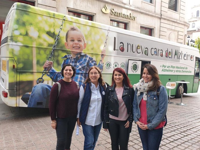 Representantes de AFA junto al autobús de la campaña