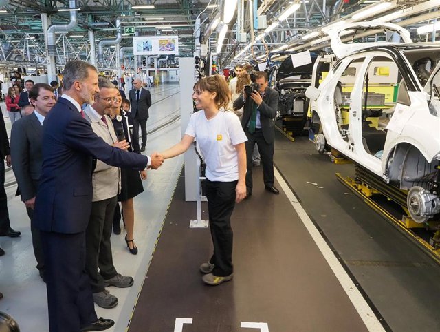El Rey Saluda a una de las trabajadoras de Renault durante su visita a la fábrica de automóviles de la marca francesa en Valladolid (Castilla y León, España), a 9 de octubre de 2019.