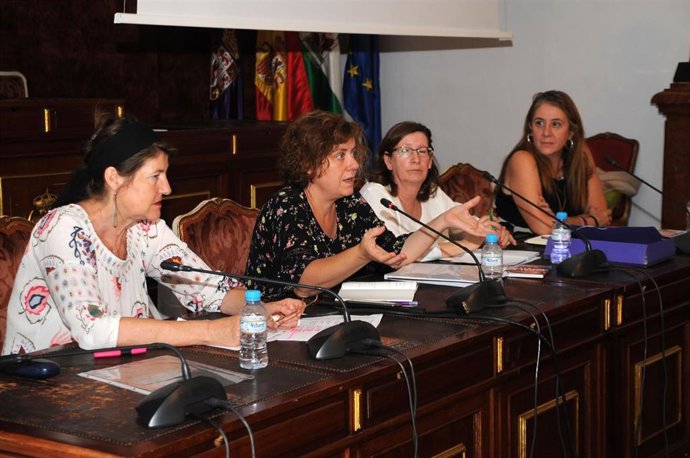 Doblas (segunda por la izda.) en la jornada sobre igualdad entre hombres y mujeres