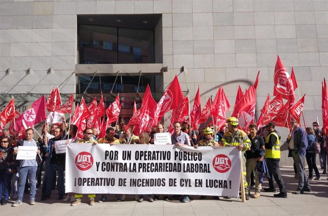 Concentración de trabajadores fijos discontinuos ante la Consejería de Fomento y Medio Ambiente.