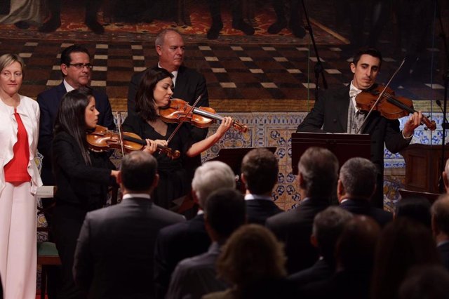 Solistas del ADDA Simfònica tocan el Himne Regional en el Palau de la Generalitat por el 9 d'Octubre