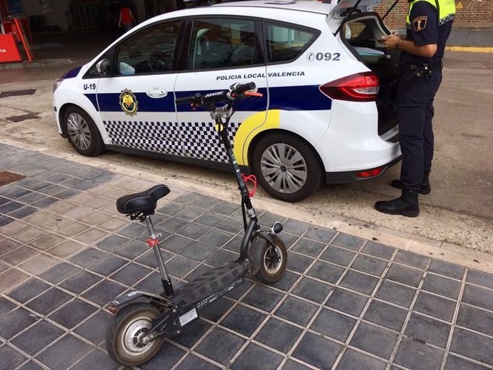 Multa de un Policía Local de Valncia a un patinete eléctrico.