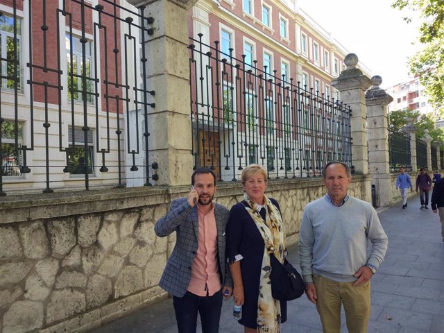 El alcalde de Barruelo (Palencia), Cristian Delgado, (izquierda) junto a miembros de la Plataforma Valle de Santullán.