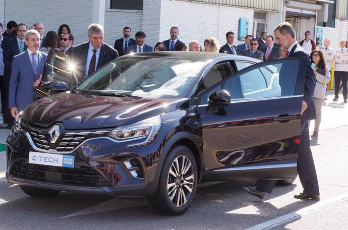 El Rey Felipe VI (d) prueba el modelo de coche Captur de Renaul durante su visita a la fábrica de automóviles de la marca francesa en Valladolid (Castilla y León, España), a 9 de octubre de 2019.