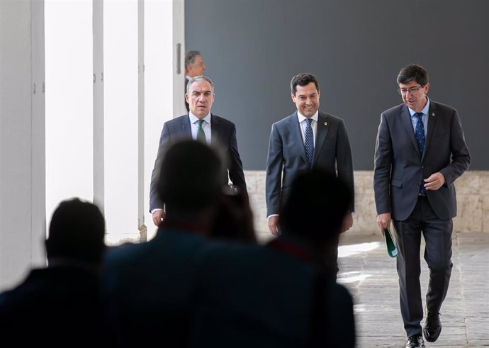 El presidente de la Junta, Juanma Moreno (c), el vicepresidente y consejero de Justicia, Juan Marín (d) y el consejero de la Presidencia, y portavoz del Gobierno andaluz, Elías Bendodo (i), en una imagen de archivo