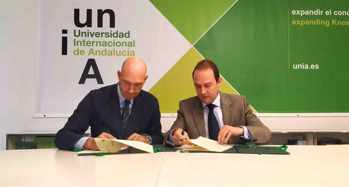 Firma de acuerdo entre la UNIA y el Centro de Estudios Andaluces.