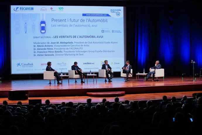 (I-D) El director de Marketing de Seat, Víctor Sarasola; el vicepresidente ejecutivo de Anfac, Mario Armero; el moderador del acto y presidente del Club de Automoción Esade Alumni, Joan M. Malagelada; el presidente de FACONAUTO, Gerardo Pérez y el presi