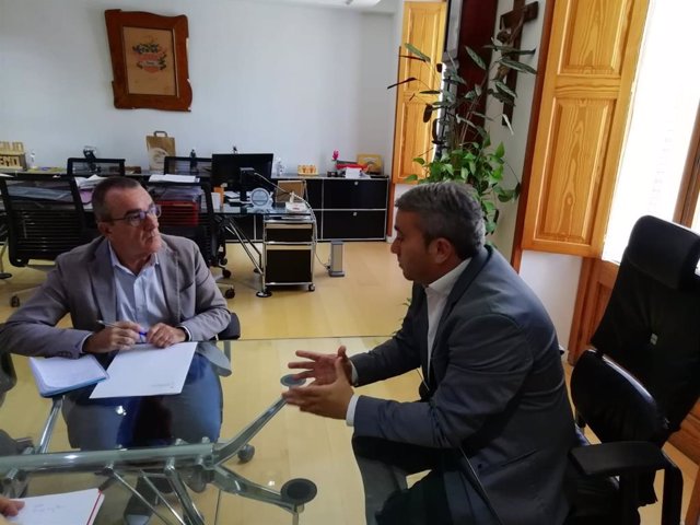 Reunión entre el conseller de Sectores Productivos, Juan Pedro Yllanes (izquierda), y el alcalde de Inca, Virgilio Moreno