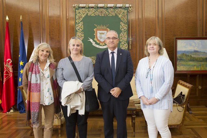 Enrique Maya y María Caballero se reúnen con representantes de la Asociación Navarra de Fibromialgia