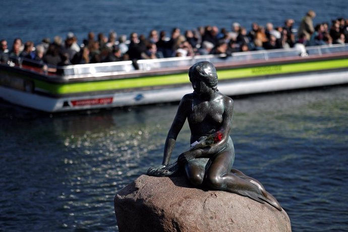 Turistas junto a la sirena de Copenhague