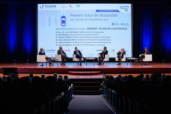 (I-D) El presidente del Circuit de Barcelona, Vienc Aguilera; el director del Servicio catalán de Tránsit, Juli Gendrau; el primer teniente alcalde del Ayuntamiento de Barcelona, Jaume Collbani; el moderador y subdirector de la Vanguardia, Enric Sierra