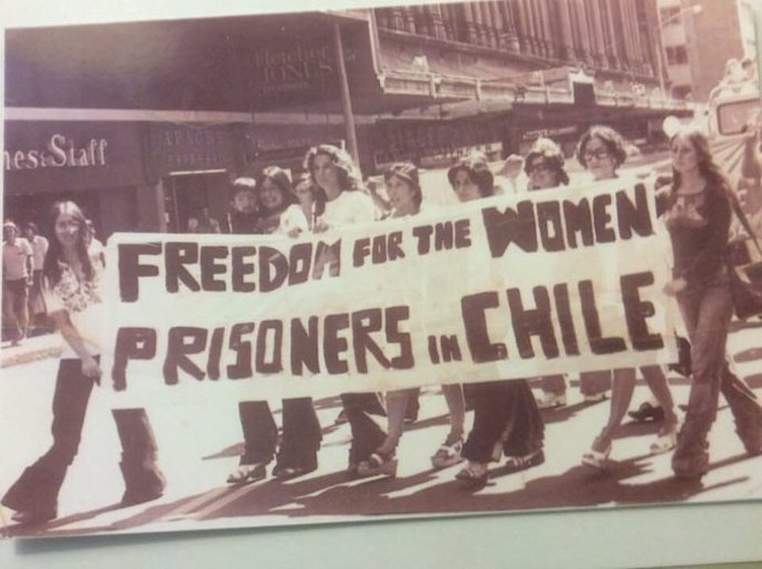 La foto que ha compartido la Alta Comisionada de Naciones Unidas para los Derechos Humanos, Michelle Bachelet, en su cuenta de Twitter, en la que aparece marchando en Australia en los 70 por la libertad de las mujeres prisioneras en Chile.
