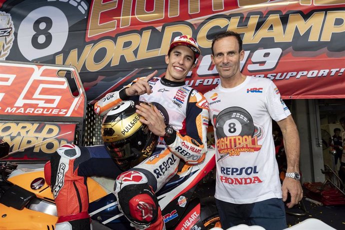 Alberto Puig junto a Marc Márquez tras la conquista del título en Tailandia