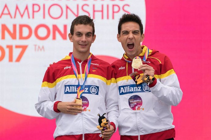 Gerard Descarrega junto a su guía Marcos Blanquiño tras ganar el oro en el Mundial de Londres de 2017