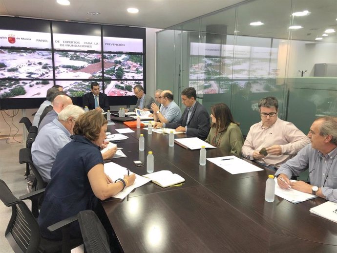 El consejero de Fomento e Infraestructuras, José Ramón Díez de Revenga, durante la segunda reunión del Panel de expertos para la prevención de inundaciones en la Región de Murcia