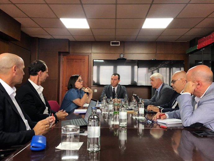 Reunión entre el Gobierno de Canarias, el Cabildo de El Hierro y las navieras para abordar la OSP de El Hierro