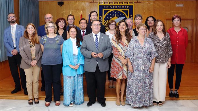 El rector de la Universidad Pablo de Olavide, Vicente Guzmán Fluja, con los integrantes de las diferentes tomas de posesión.