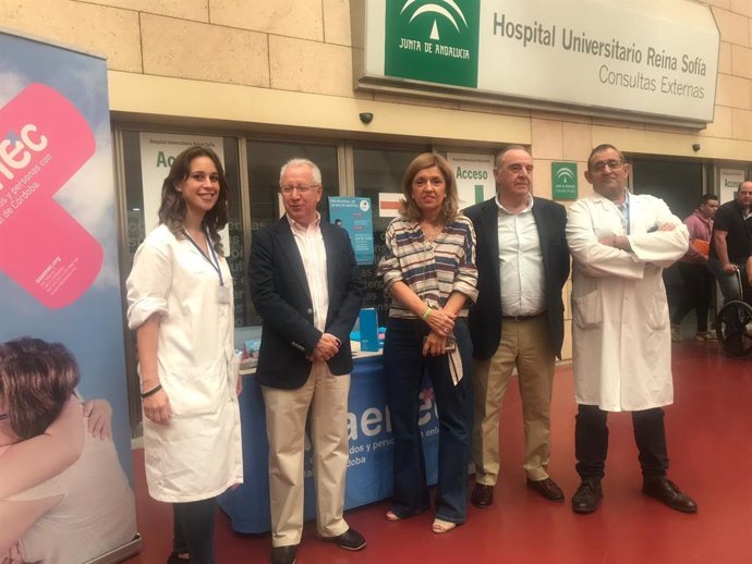 Botella (centro), en su visita al Hospital Reina Sofía por el Día Mundial de la Salud Mental