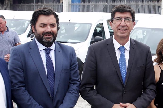 El director general de Administración Local, Joaquín López-Sidro, con Juan Marín
