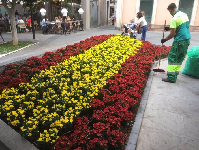 Bandera de España confeccionada con flores en una plaza de Almería