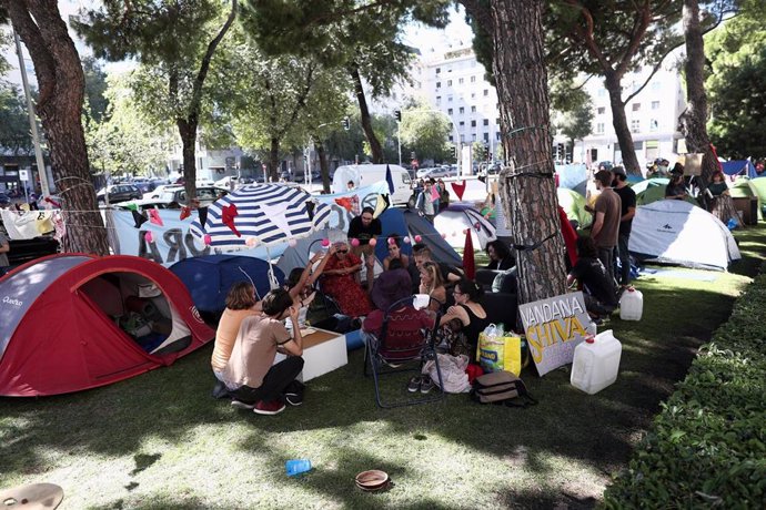 Algunas de las personas que ha acampado frente al Ministerio de Transición Ecológica en protesta por la 'inacción de los gobiernos ante la emergencia climática' organizada por el movimiento Extinction Rebellion Spain, hablan junto a las tiendas colocada