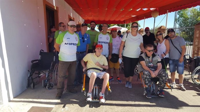Voluntarios de La Caixa organizan una salida a la Sierra de Huelva para personas con discapacidad