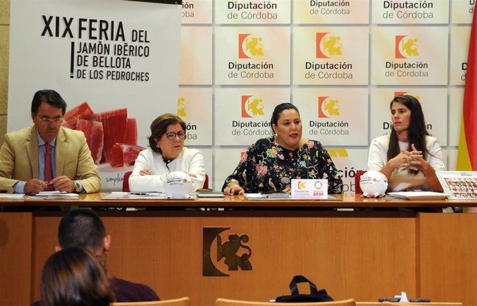 Amo, entre Cabello (dcha.) y Sánchez (izda.), en la presentación de la Feria del Jamón Ibérico Bellota de Los Pedroches
