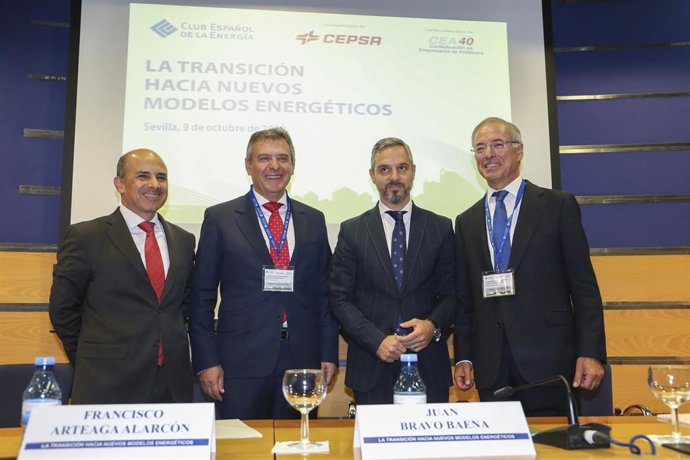 Participantes en la jornada del Club Español de la Energía en la Confederación de Empresarios de Andalucía (CEA).