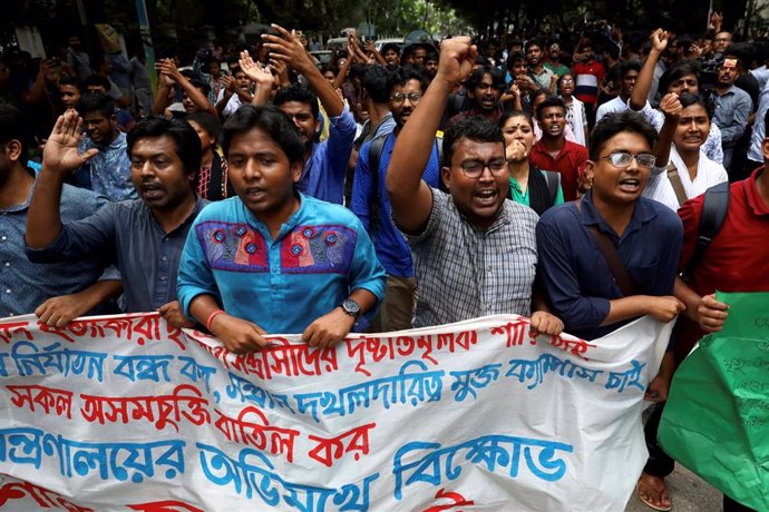 Estudiantes de Bangladesh protestan por el asesinato de un compañero, Abrar Fahad.
