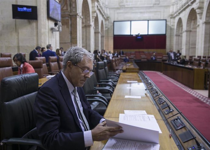 Primera jornada del sesión plenaria en el Parlamento de Andalucía.   En la imagen,  el consejero de Economía, Conocimiento, Empresas y Universidad, Rogelio Velasco, antes del inicio de la sesión.