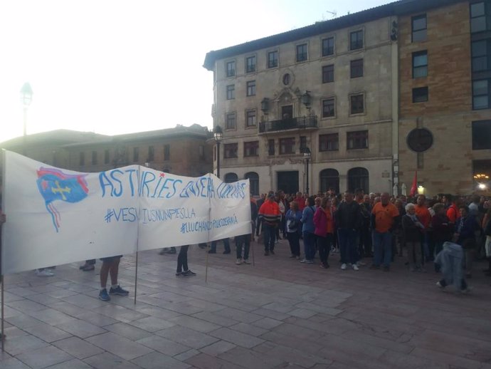 Imagen de la concentración en apoyo a los tres trabajadores de Vesuvius encerrados en la catedral.