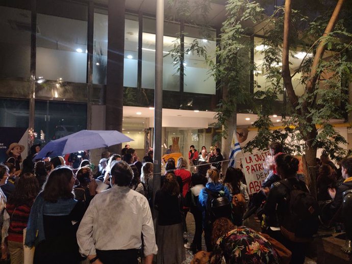 40 personas se concentran ante el Consulado de Uruguay en apoyo de la madre atri