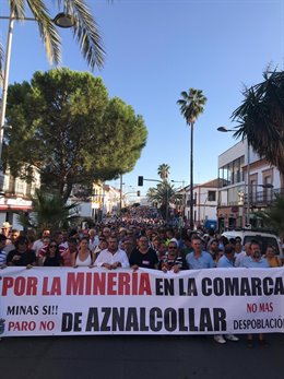 Manifestación de vecinos de Aznalcóllar por la reactivación del proyecto minero