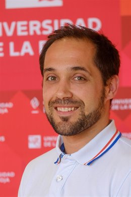 El profesor de Psicología Evolutiva y de la Educación de la Universidad de La Rioja, Eduardo Fonseca, ha coordinado el libro 'Tratamientos psicológicos para la psicosis'