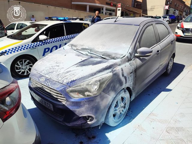 Imagen de un coche quemado por el pirómano detenido por la Policía Municipal de Madrid.