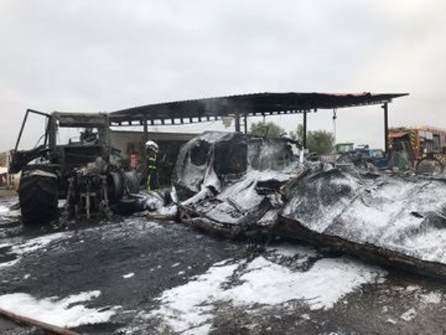 Imagen del incendio generado esta mañana en una chatarrería ubicada en la localidad de Valdemoro.