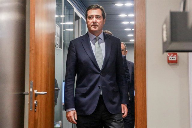 El presidente de la patronal CEOE, Antonio Garamendi  se dirige a ofrecer una rueda de prensa en Moncloa tras su reunión con el secretario general del PSOE y presidente del Gobierno en funciones.
