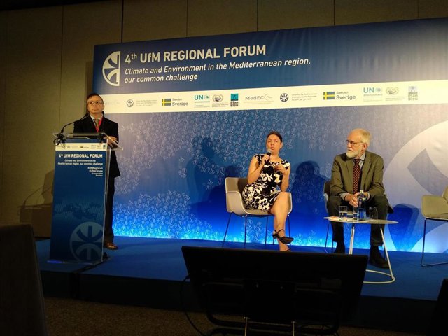 El moderador de una sesión del Foro de la UpM junto a los científicos del MedECC Semia Cherif y Wolfgang Cramer