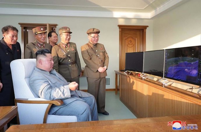 Kim Jong Un supervisando el lanzamiento de un misil norcoreano