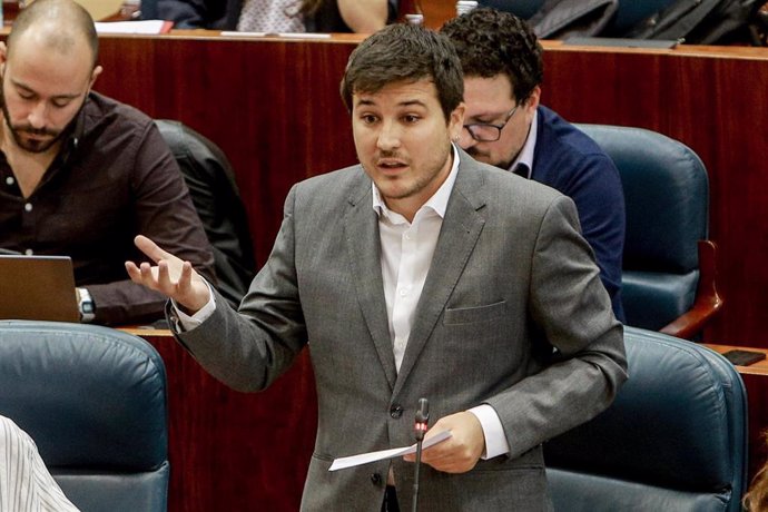 El diputado de Más Madrid en la Asamblea de Madrid, Pablo Gómez Perpiny, interviene desde su escaño en una sesión plenaria en Madrid (España), a 3 de octubre de 2019.