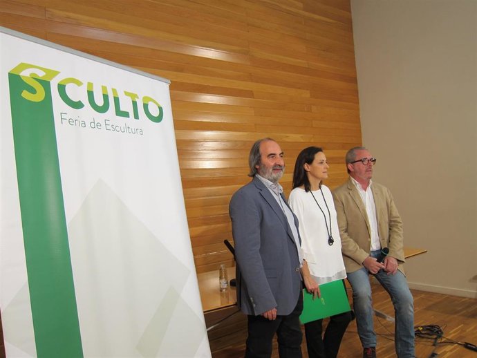 Presentación de la III edición de Sculto con el responsable de Comunicación, José María Esteban, el galerista Enrique Martínez Glera y la escultora Beatriz Carbonell
