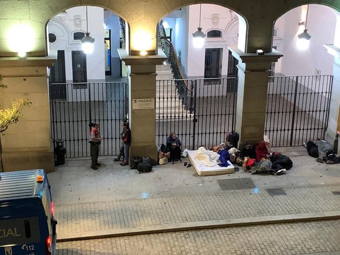 Varios menores, acompañados de sus familiares, vuelven a pernoctar en la entrada de la sede del Samur Social.