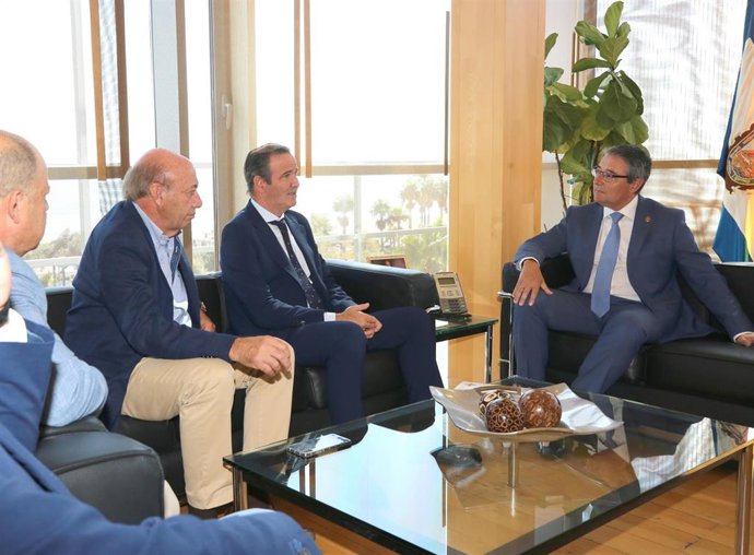 El presidente de la Diputación, Francisco Salado, se reúne con el presidente de la Agrupación de Cofradías de Málaga, Pablo Atencia, con motivo del centenario de esta en 2021.