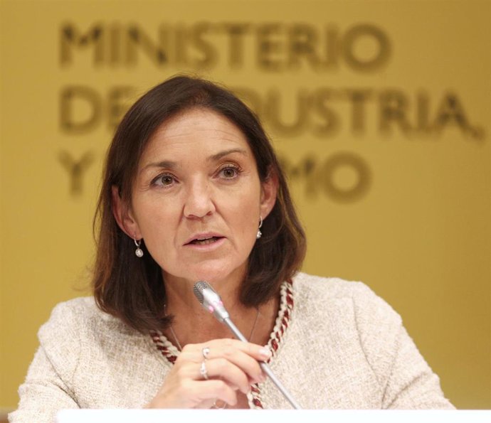 La ministra de Industria, Comercio y Turismo en funciones, Reyes Maroto, durante la reunión con los representantes de las comunidades autónomas y del sector para definir actuaciones coordinadas tras la quiebra del touroperador Thomas Cook, en Madrid (Es