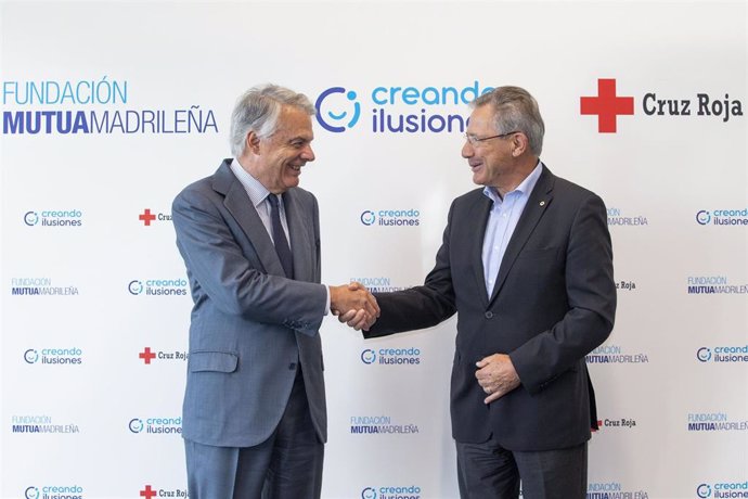 Firma del acuerdo 'Creando ilusiones' entre el presidente del Grupo Mutua Madrileña y su fundación, Ignacio Garralda, y el presidente de Cruz Roja, Javier Senent