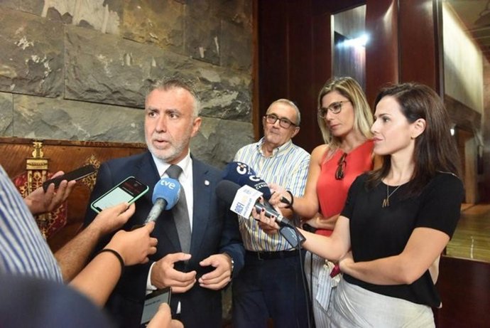 El presidente de Canarias, Ángel Víctor Torres, atiende a los periodistas