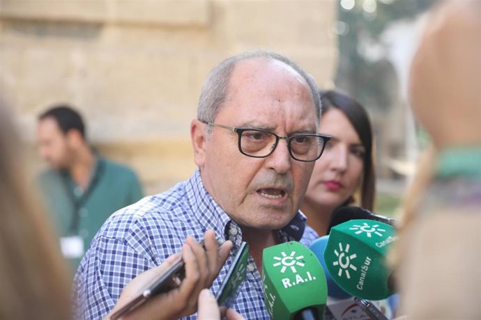 El secretario general del PSOE-A, Juan Cornejo, atendiendo a los periodistas