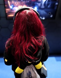 Una mujer prueba un videojuego durante la segunda jornada de la Madrid Games Week 2019, la gran feria del videojuego, la electrónica y el ocio celebrada del 3 al 6 de octubre en Feria de Madrid IFEMA, a 4 de octubre de 2019.