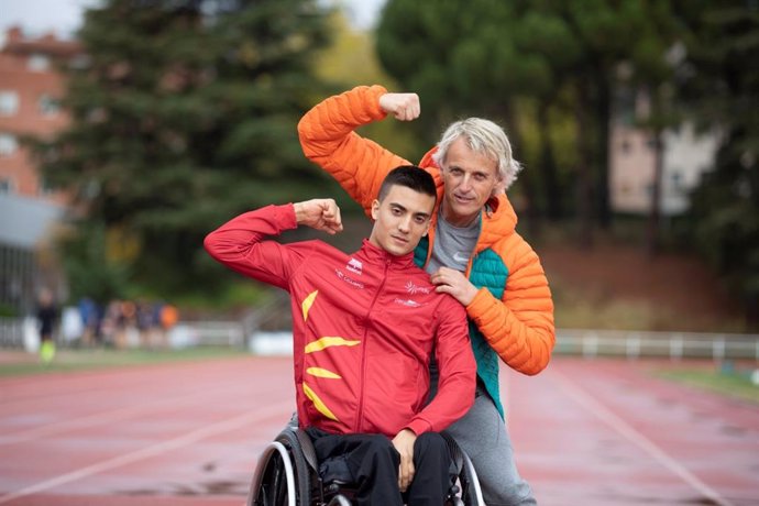 El ciclista paralímpico Juan Permuy y el aventurero Jesús Calleja en la serie 'Pedaleando Contigo'